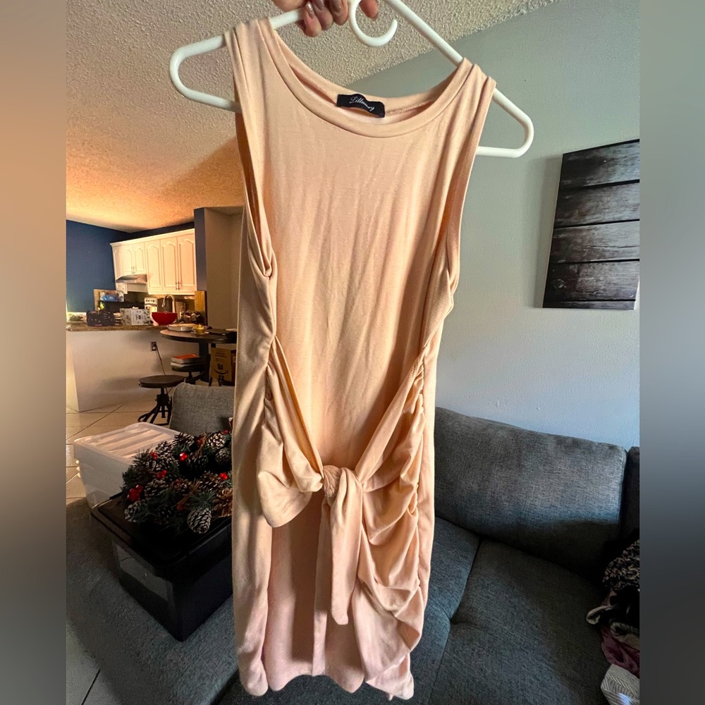 Súper cute tie front dress. Never worn